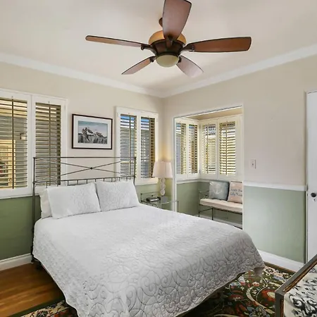Villa 821 West Bay Avenue